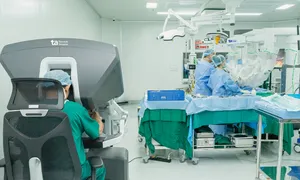 4 cánh tay robot mổ u bảo tồn thận người bệnh