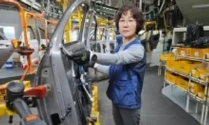 Vỡ mộng 'ở nhà chồng nuôi', phụ nữ Hàn Quốc đi làm lại